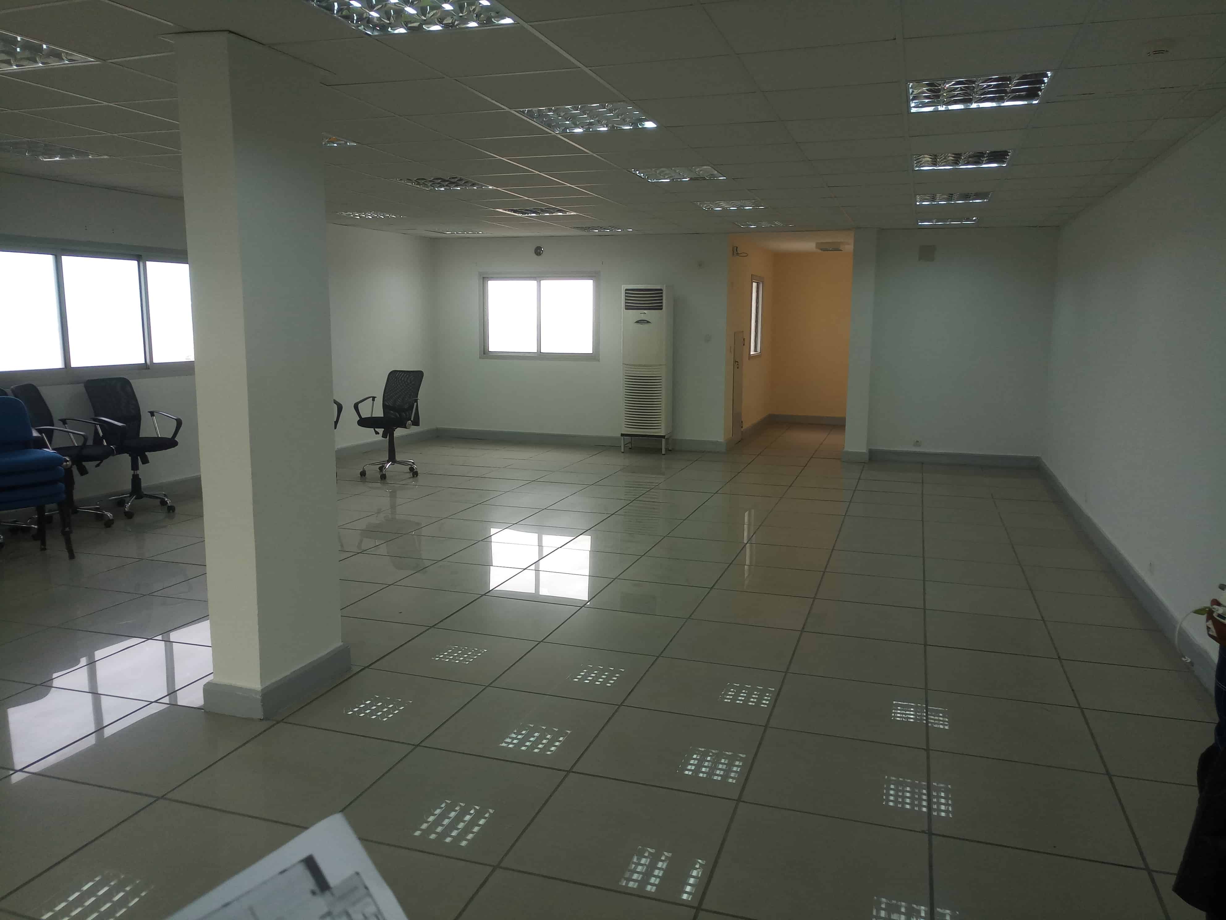 Office to rent at Douala, Bonanjo, Poste - 100 m2 - 1 400 000 FCFA