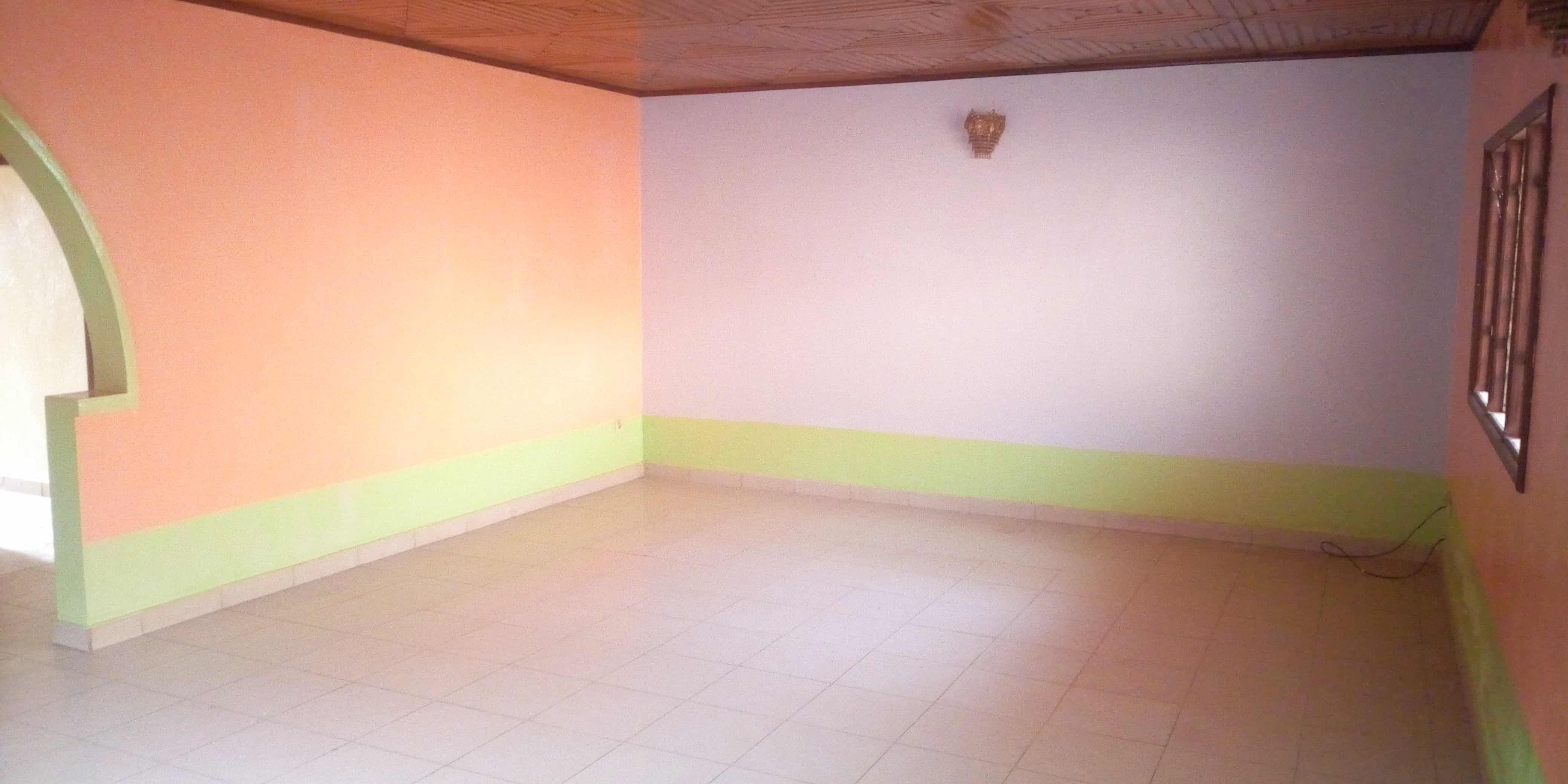 House (Villa) to rent - Yaoundé, Biyem-Assi, Grande maison à louer Yaoundé BIYEM assi jouvence - 1 living room(s), 3 bedroom(s), 2 bathroom(s) - 250 000 FCFA / month