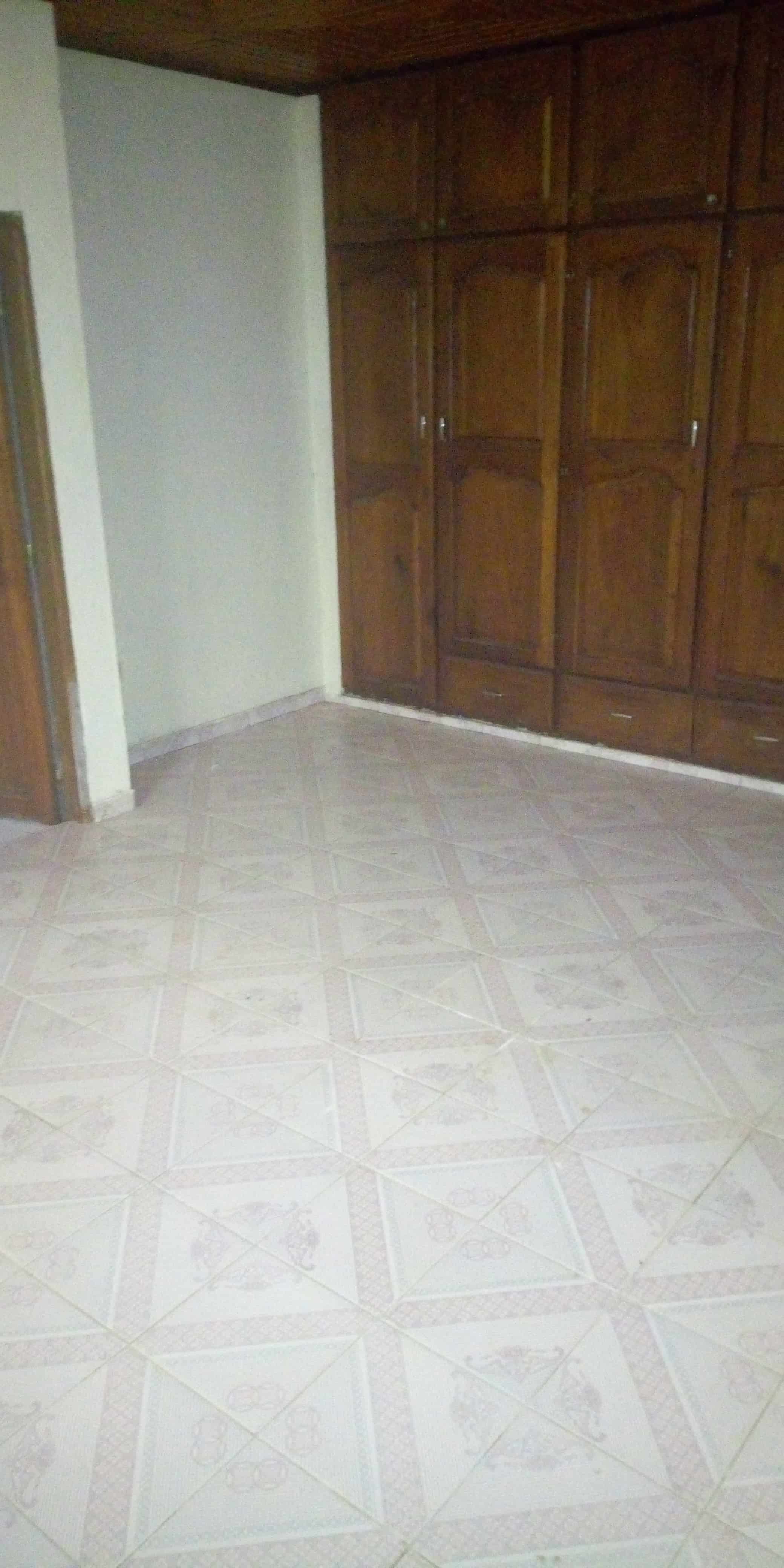 House (Villa) to rent - Yaoundé, Biyem-Assi, Grande maison à louer Yaoundé BIYEM assi jouvence - 1 living room(s), 3 bedroom(s), 2 bathroom(s) - 250 000 FCFA / month