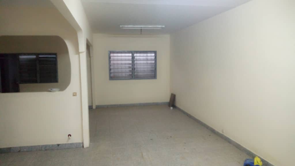 House (Villa) for sale - Douala, Kotto, Maison de couloir sur grande superficie - 1 living room(s), 3 bedroom(s), 2 bathroom(s) - 50 000 000 FCFA / month