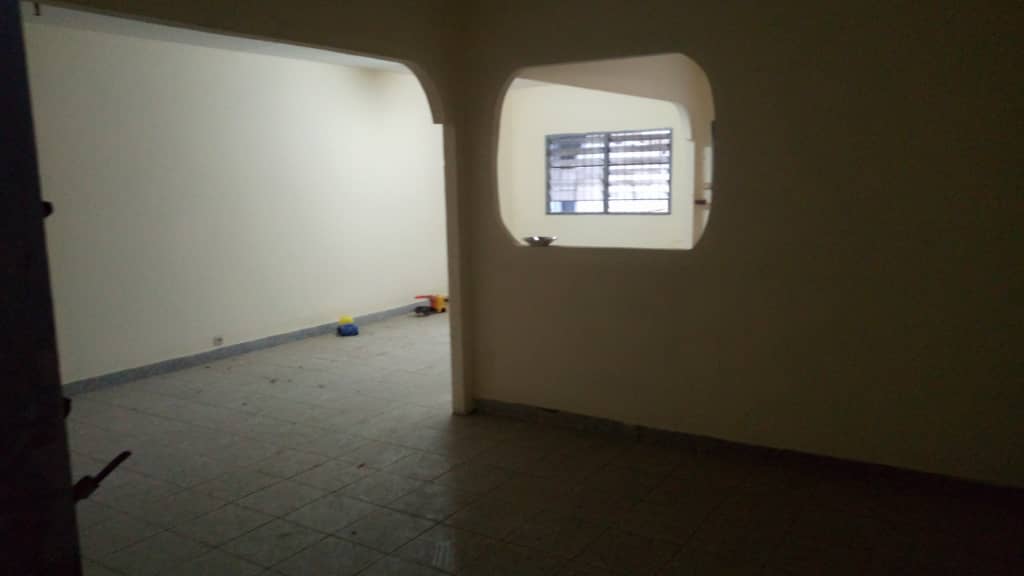 House (Villa) for sale - Douala, Kotto, Maison de couloir sur grande superficie - 1 living room(s), 3 bedroom(s), 2 bathroom(s) - 50 000 000 FCFA / month