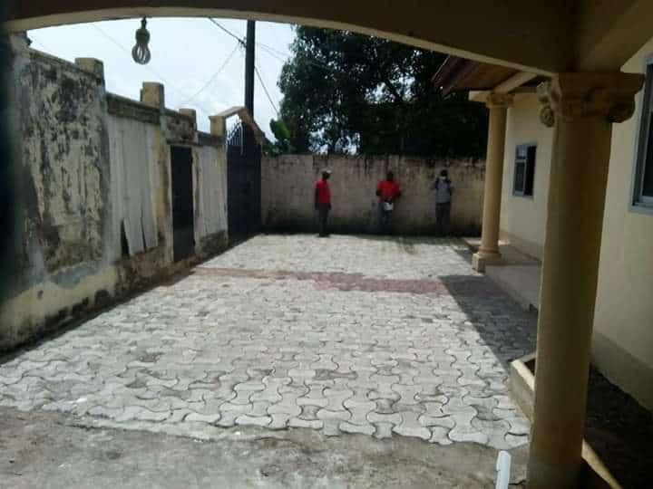 House (Villa) for sale - Douala, Kotto, Mbangue - 1 living room(s), 4 bedroom(s), 3 bathroom(s) - 100 000 000 FCFA / month