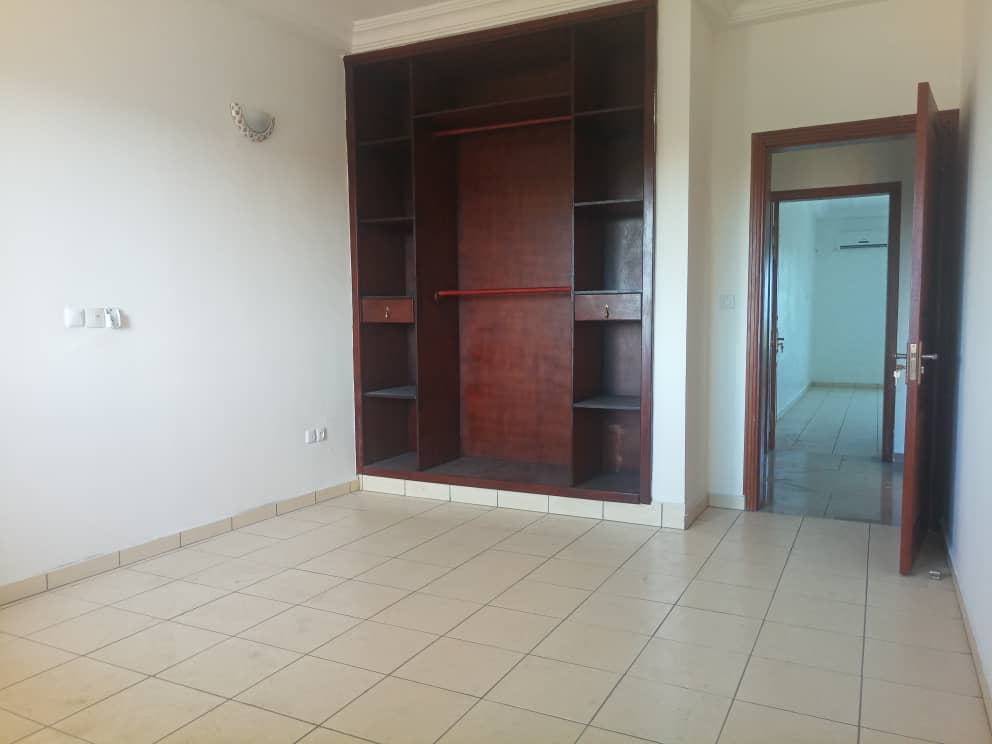 Office to rent at Douala, Bonapriso, Avenue de Gaule - 110 m2 - 900 000 FCFA