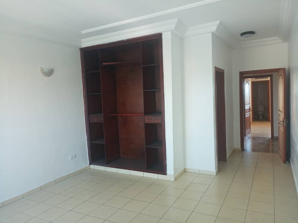 Office to rent at Douala, Bonapriso, Avenue de Gaule - 110 m2 - 900 000 FCFA