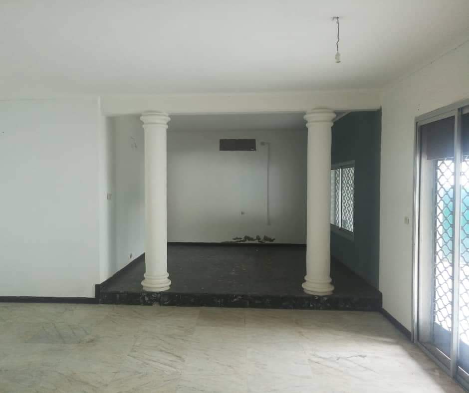 Maison (Villa) à louer - Douala, Bonapriso, Armée de l'air - 1 salon(s), 3 chambre(s), 2 salle(s) de bains - 1 400 000 FCFA / mois