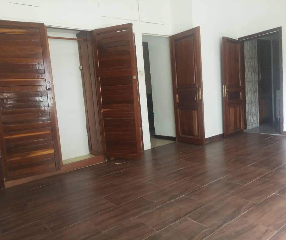 Maison (Villa) à louer - Douala, Bonapriso, Armée de l'air - 1 salon(s), 3 chambre(s), 2 salle(s) de bains - 1 400 000 FCFA / mois