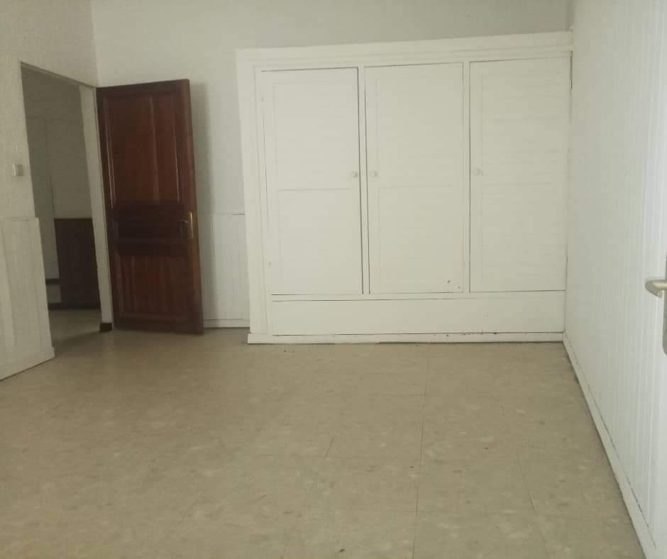 Maison (Villa) à louer - Douala, Bonapriso, Armée de l'air - 1 salon(s), 3 chambre(s), 2 salle(s) de bains - 1 400 000 FCFA / mois