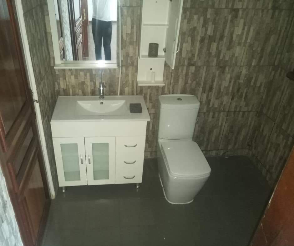 Maison (Villa) à louer - Douala, Bonapriso, Armée de l'air - 1 salon(s), 3 chambre(s), 2 salle(s) de bains - 1 400 000 FCFA / mois