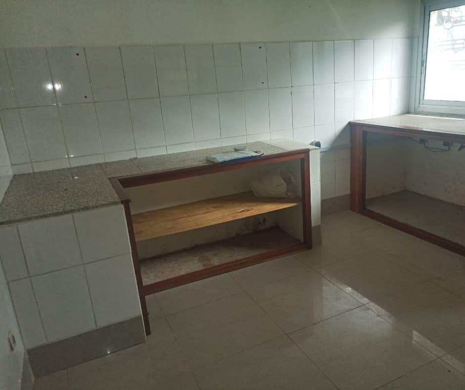 Maison (Villa) à louer - Douala, Bonapriso, Armée de l'air - 1 salon(s), 3 chambre(s), 2 salle(s) de bains - 1 400 000 FCFA / mois