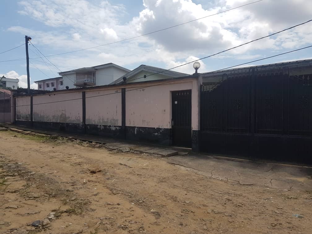 House (Villa) for sale - Douala, Ndogbong, Très bonne villa - 1 living room(s), 4 bedroom(s), 3 bathroom(s) - 75 000 000 FCFA / month