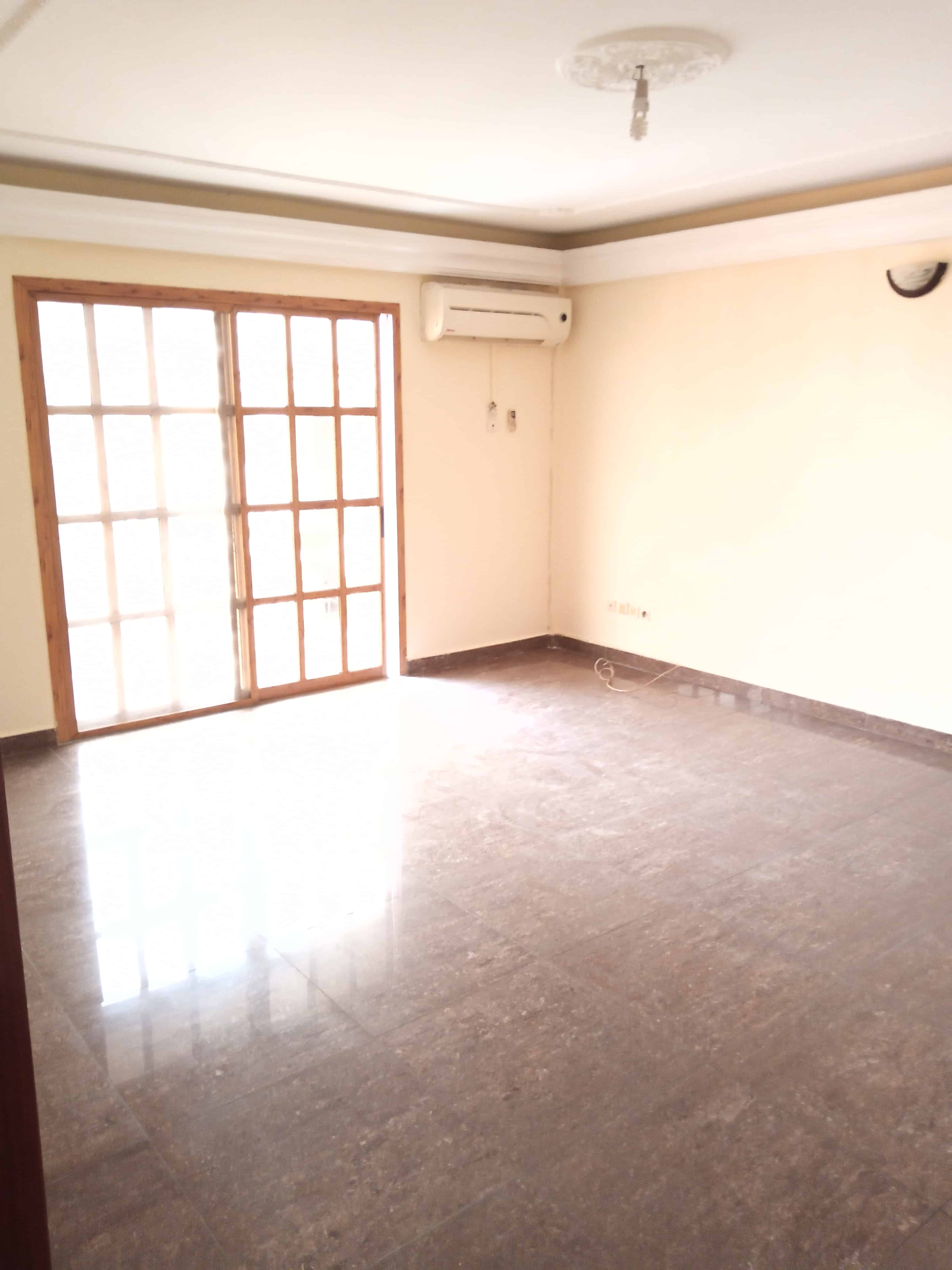 Apartment to rent - Douala, Bonapriso, De Gaulles - 1 living room(s), 2 bedroom(s), 1 bathroom(s) - 500 000 FCFA / month