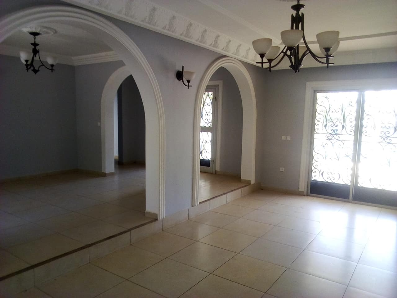 House (Villa) to rent - Yaoundé, Bastos, pas loin du golf villa avec piscine - 1 living room(s), 4 bedroom(s), 3 bathroom(s) - 2 500 000 FCFA / month