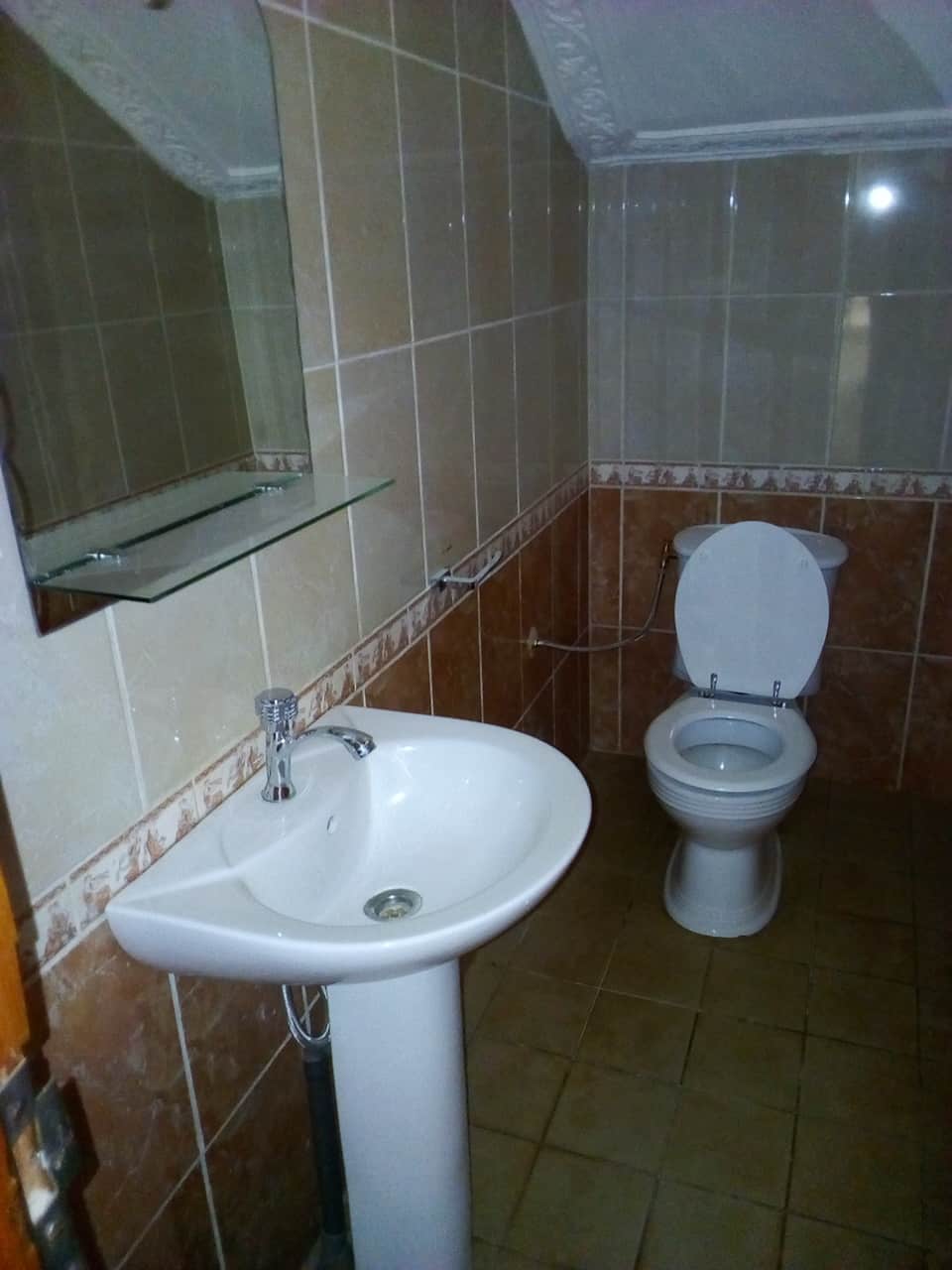 House (Villa) to rent - Yaoundé, Bastos, pas loin du golf villa avec piscine - 1 living room(s), 4 bedroom(s), 3 bathroom(s) - 2 500 000 FCFA / month