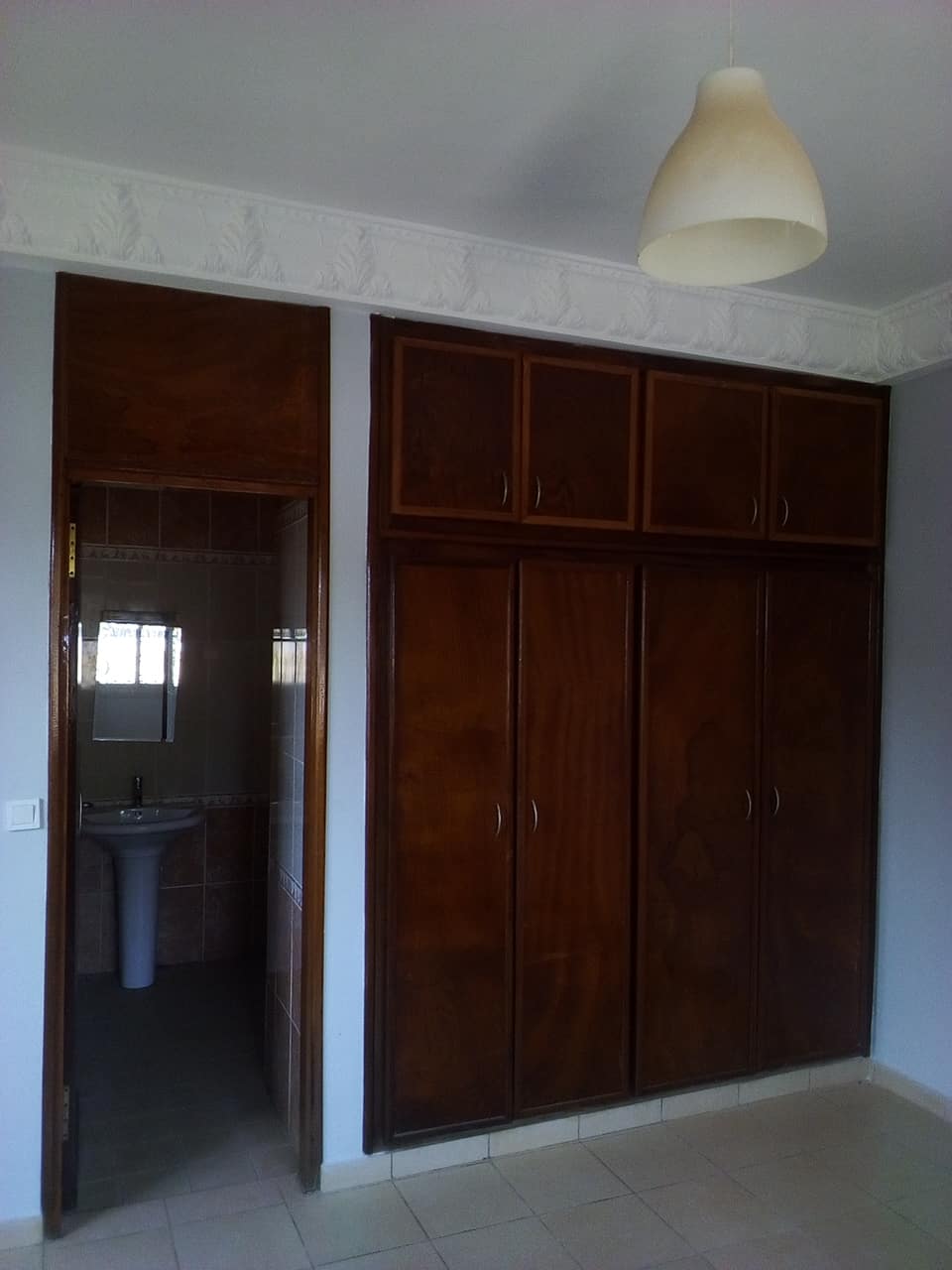 House (Villa) to rent - Yaoundé, Bastos, pas loin du golf villa avec piscine - 1 living room(s), 4 bedroom(s), 3 bathroom(s) - 2 500 000 FCFA / month