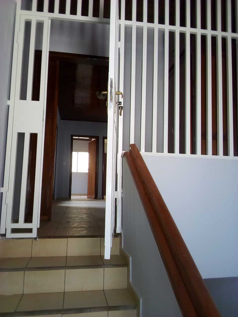 House (Villa) to rent - Yaoundé, Bastos, pas loin du golf villa avec piscine - 1 living room(s), 4 bedroom(s), 3 bathroom(s) - 2 500 000 FCFA / month