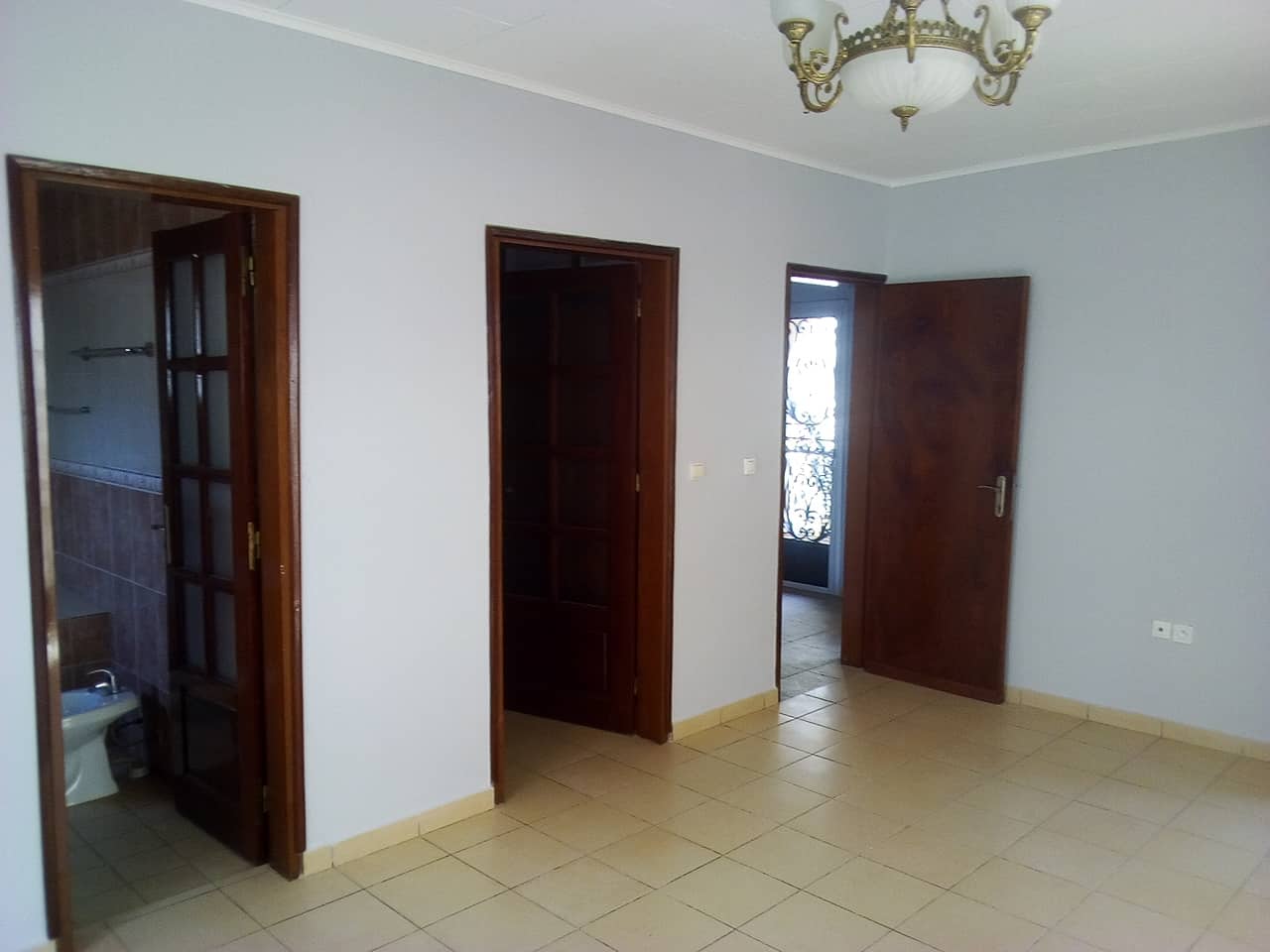 House (Villa) to rent - Yaoundé, Bastos, pas loin du golf villa avec piscine - 1 living room(s), 4 bedroom(s), 3 bathroom(s) - 2 500 000 FCFA / month