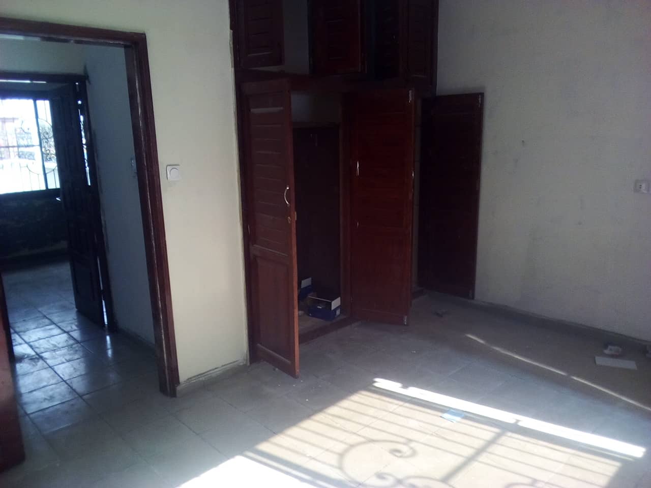 House (Villa) to rent - Yaoundé, Bastos, pas loin de mtn - 1 living room(s), 3 bedroom(s), 2 bathroom(s) - 1 000 000 FCFA / month