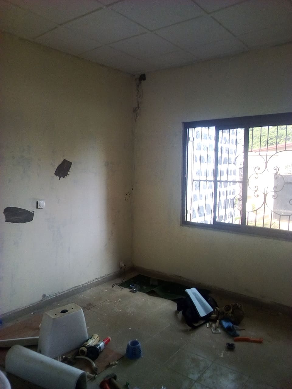 House (Villa) to rent - Yaoundé, Bastos, pas loin de mtn - 1 living room(s), 3 bedroom(s), 2 bathroom(s) - 1 000 000 FCFA / month