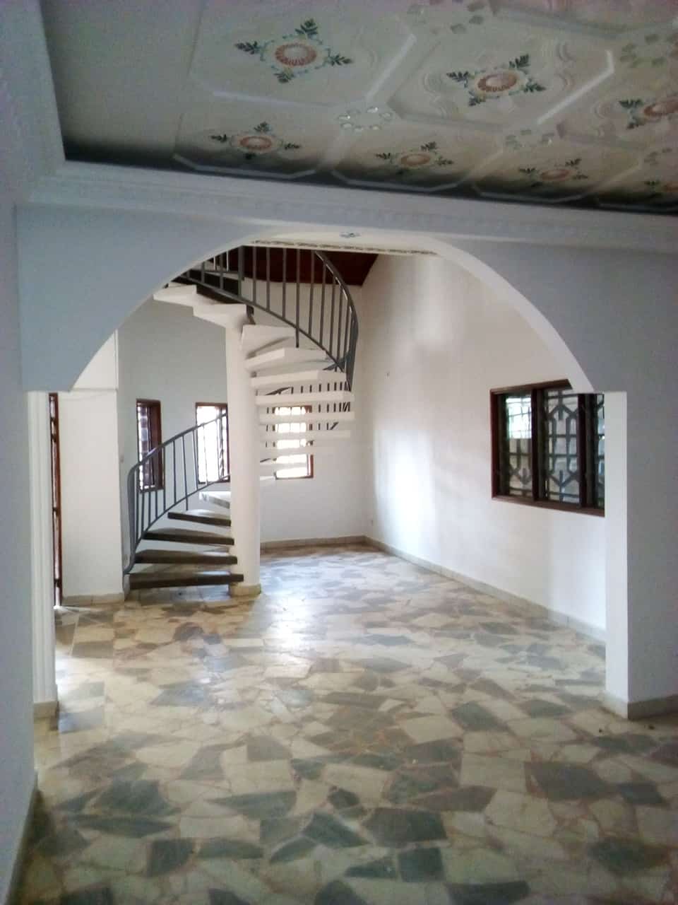 House (Villa) to rent - Yaoundé, Bastos, pas loin de l hotel le diplomate - 1 living room(s), 5 bedroom(s), 6 bathroom(s) - 1 500 000 FCFA / month