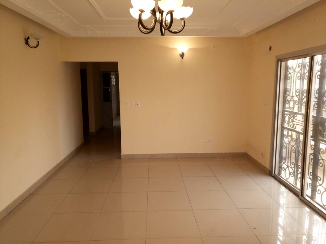 Apartment to rent - Douala, Deido, Deido Centre - 1 living room(s), 2 bedroom(s), 1 bathroom(s) - 250 000 FCFA / month