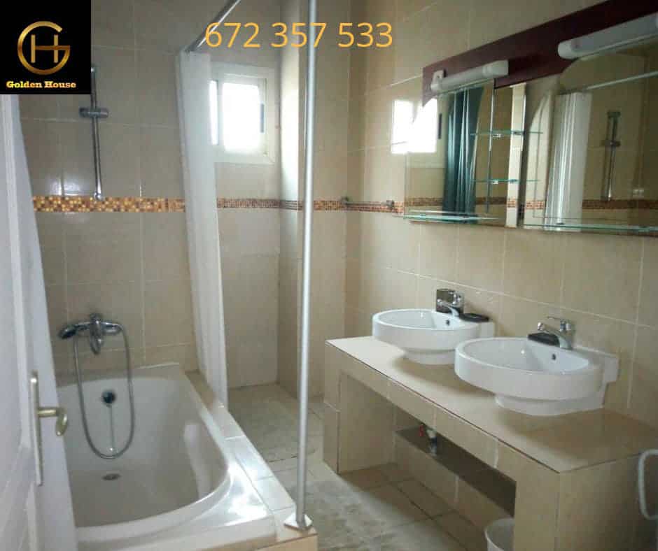 Appartement à louer - Douala, Bonanjo, bonanjo - 1 salon(s), 4 chambre(s), 5 salle(s) de bains - 3 000 000 FCFA / mois