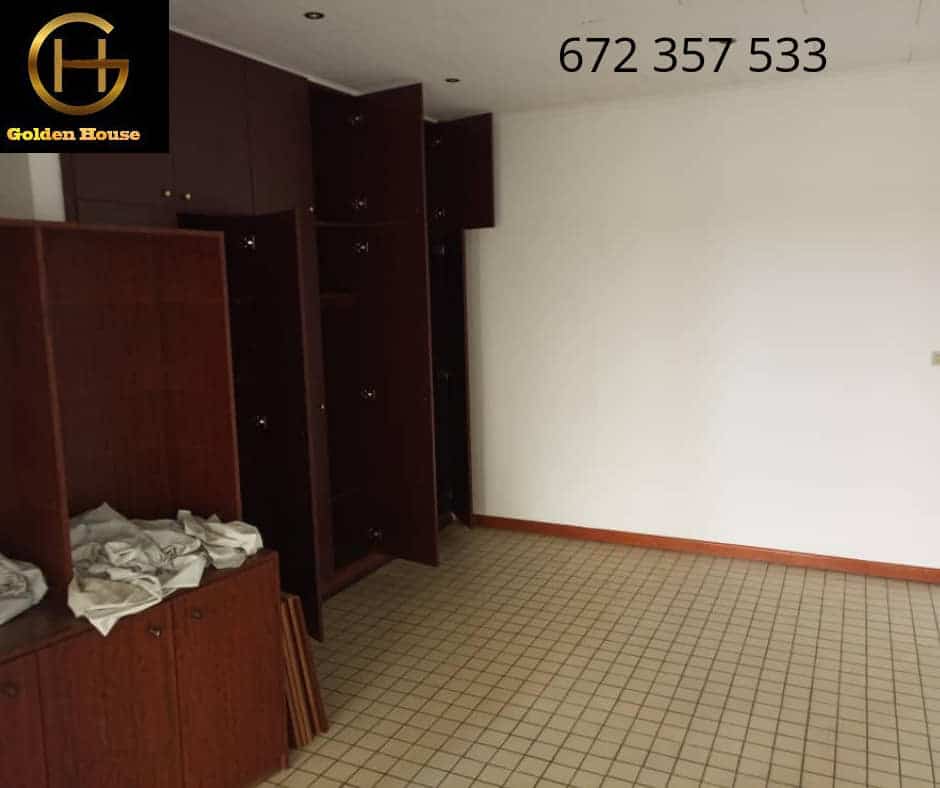 Maison (Duplex) à louer - Douala, Bonapriso, bonapriso - 1 salon(s), 4 chambre(s), 5 salle(s) de bains - 2 800 000 FCFA / mois