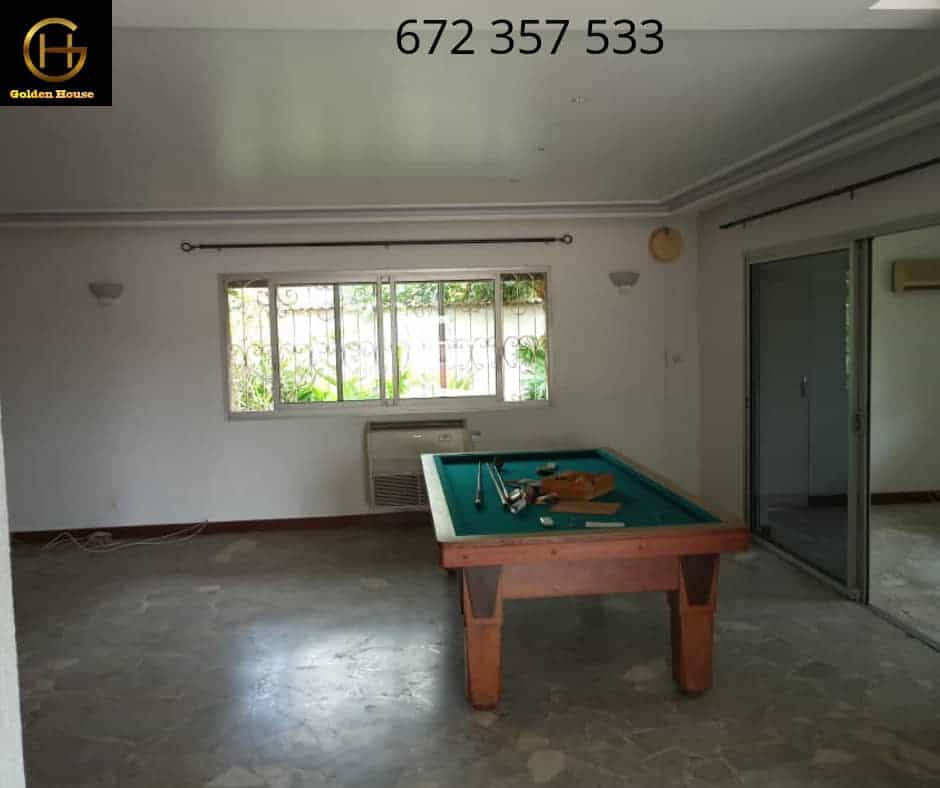 Maison (Duplex) à louer - Douala, Bonapriso, bonapriso - 1 salon(s), 4 chambre(s), 5 salle(s) de bains - 2 800 000 FCFA / mois