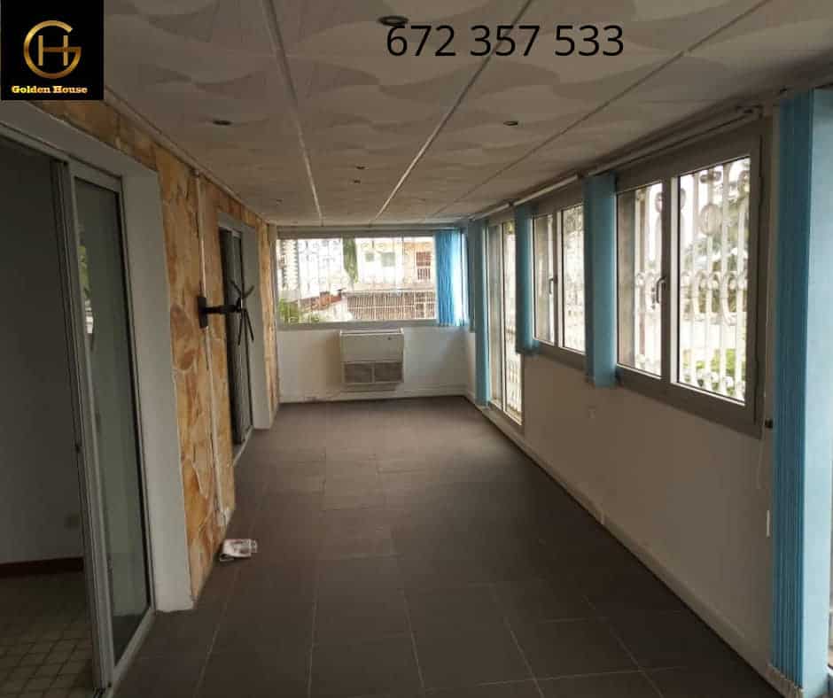 Maison (Duplex) à louer - Douala, Bonapriso, bonapriso - 1 salon(s), 4 chambre(s), 5 salle(s) de bains - 2 800 000 FCFA / mois
