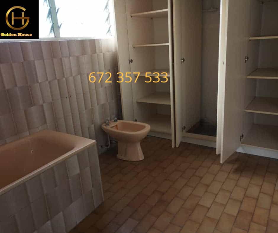 Maison (Duplex) à louer - Douala, Bonapriso, bonapriso - 1 salon(s), 4 chambre(s), 5 salle(s) de bains - 2 800 000 FCFA / mois