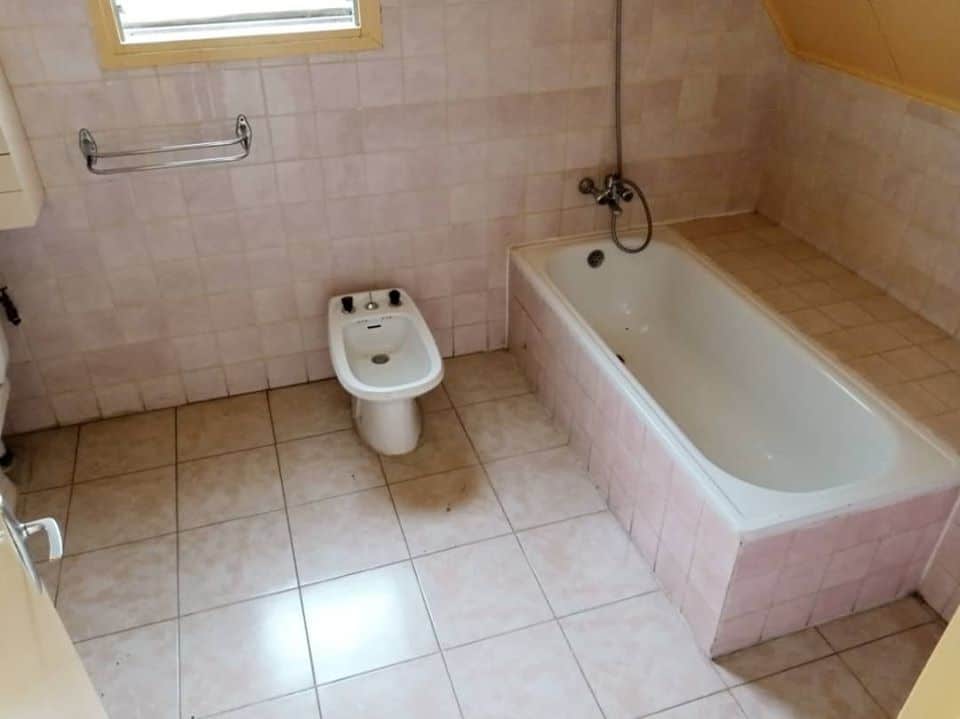Maison (Villa) à louer - Douala, Bonapriso, bonapriso - 1 salon(s), 4 chambre(s), 5 salle(s) de bains - 2 000 000 FCFA / mois