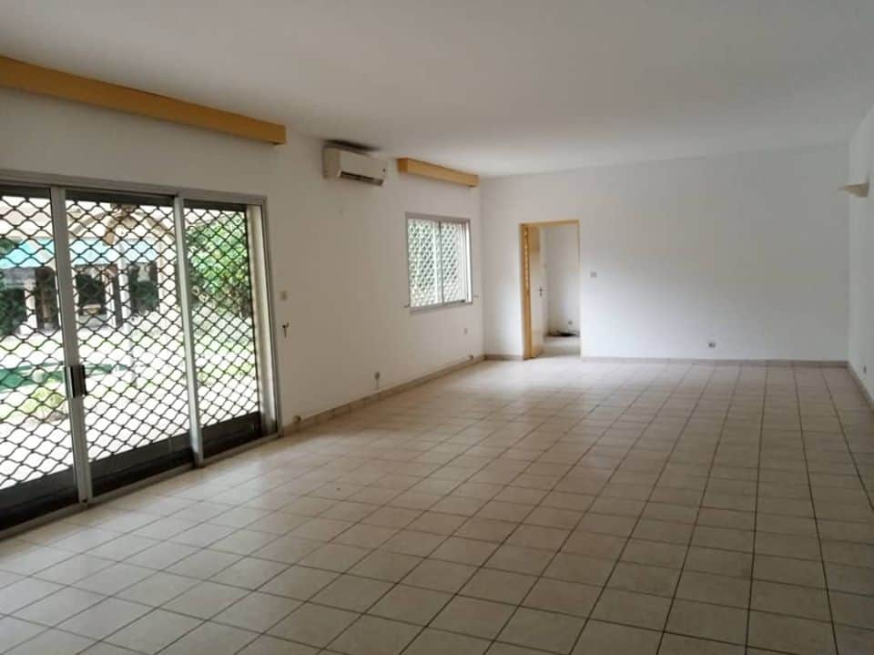 Maison (Villa) à louer - Douala, Bonapriso, bonapriso - 1 salon(s), 4 chambre(s), 5 salle(s) de bains - 2 000 000 FCFA / mois