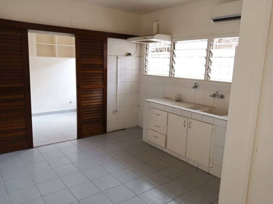 Maison (Villa) à louer - Douala, Bonapriso, bonapriso - 1 salon(s), 4 chambre(s), 5 salle(s) de bains - 2 000 000 FCFA / mois