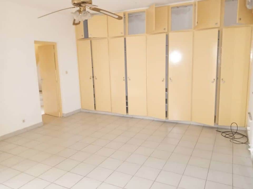 Maison (Villa) à louer - Douala, Bonapriso, bonapriso - 1 salon(s), 4 chambre(s), 5 salle(s) de bains - 2 000 000 FCFA / mois