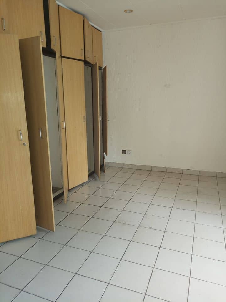 Maison (Villa) à louer - Douala, Bali, rue des manguiers - 1 salon(s), 4 chambre(s), 3 salle(s) de bains - 700 000 FCFA / mois