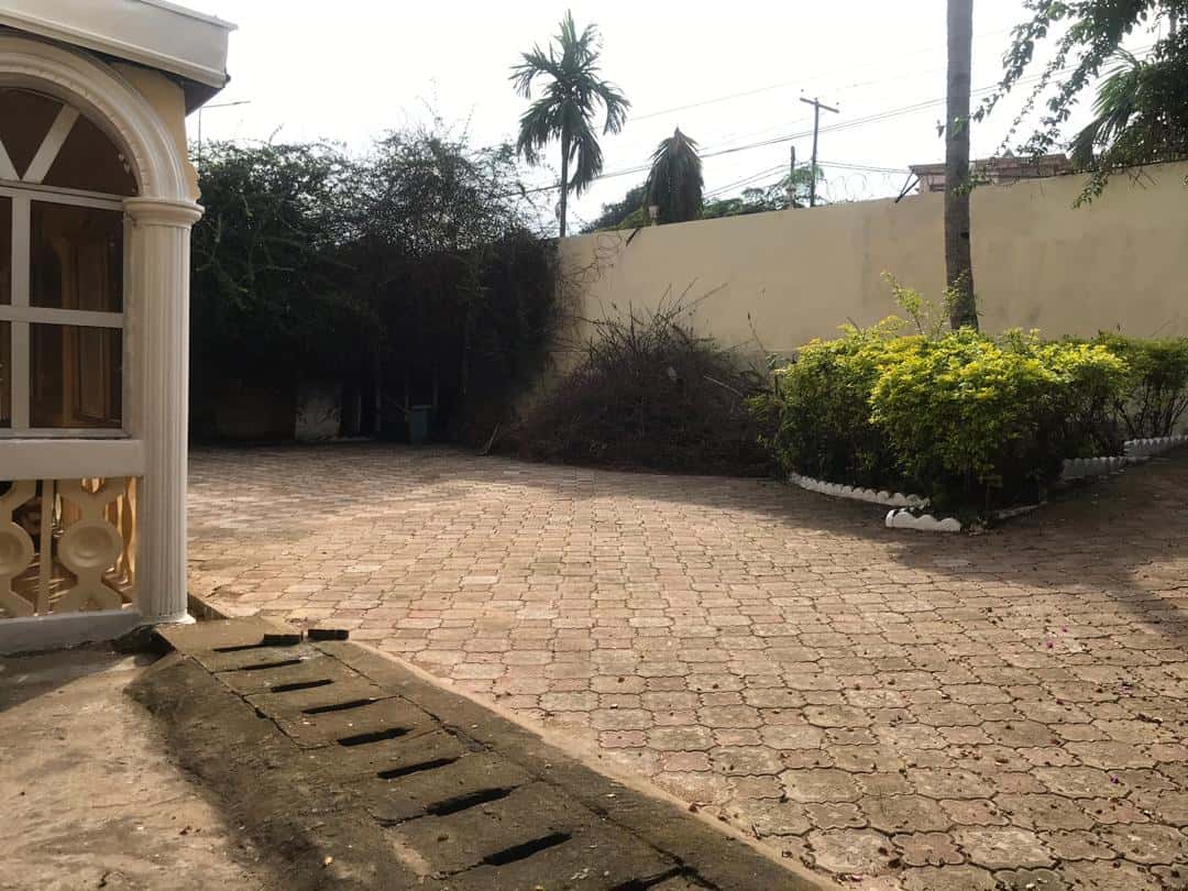 House (Villa) for sale - Yaoundé, Obobogo, Duplex à vendre Yaoundé obobogo - 1 living room(s), 4 bedroom(s), 3 bathroom(s) - 145 000 000 FCFA / month