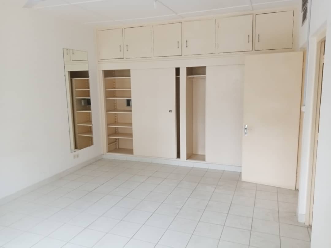 House (Villa) to rent - Douala, Bonapriso, Savio primaire - 1 living room(s), 4 bedroom(s), 3 bathroom(s) - 2 700 000 FCFA / month