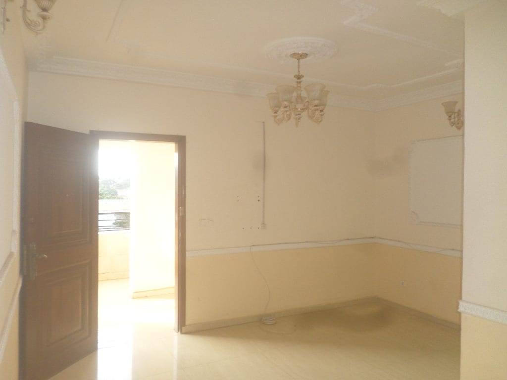 Apartment to rent - Yaoundé, Bastos, pas loin de mtn bastos - 1 living room(s), 1 bedroom(s), 1 bathroom(s) - 350 000 FCFA / month
