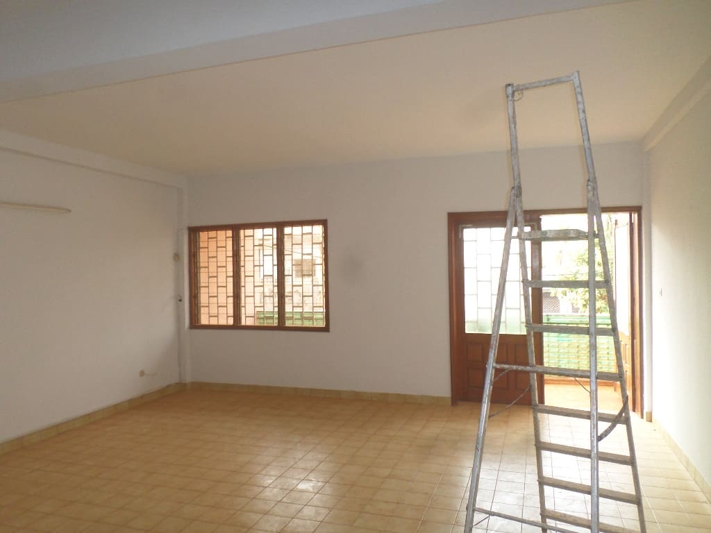 Apartment to rent - Yaoundé, Bastos, pas loin de la banque mondiale - 1 living room(s), 3 bedroom(s), 2 bathroom(s) - 350 000 FCFA / month