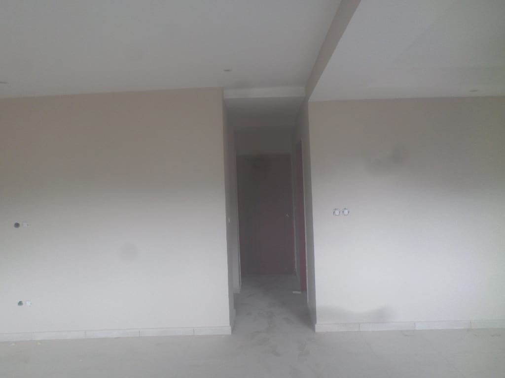 Apartment to rent - Yaoundé, Bastos, pas loin du rond point bastos IMMEUBLE NEUF DE 9 APPARTEMENT AVEC ASCENCEUR  5 APPARTEMENT DE 3 CHAMBRES ET 4 APPARTEMENT DE  2CHAMBRES - 1 living room(s), 3 bedroom(s), 4 bathroom(s) - 17 000 000 FCFA / month