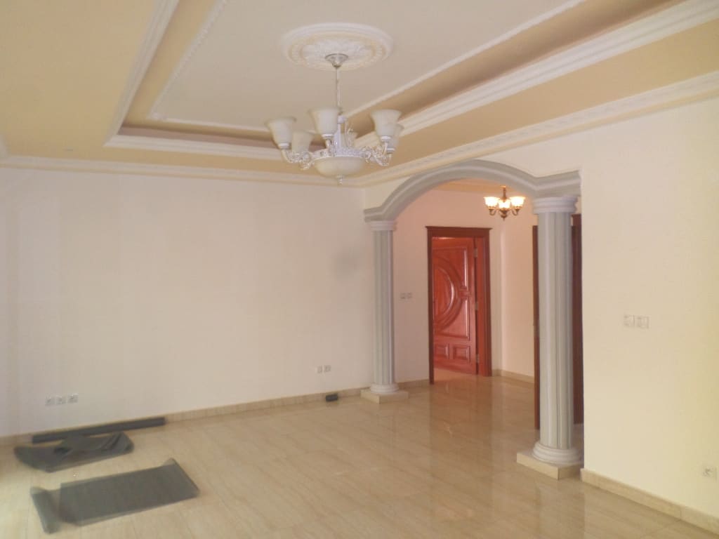 Apartment to rent - Yaoundé, Bastos, pas loin de lusine bastos - 1 living room(s), 2 bedroom(s), 3 bathroom(s) - 1 200 000 FCFA / month