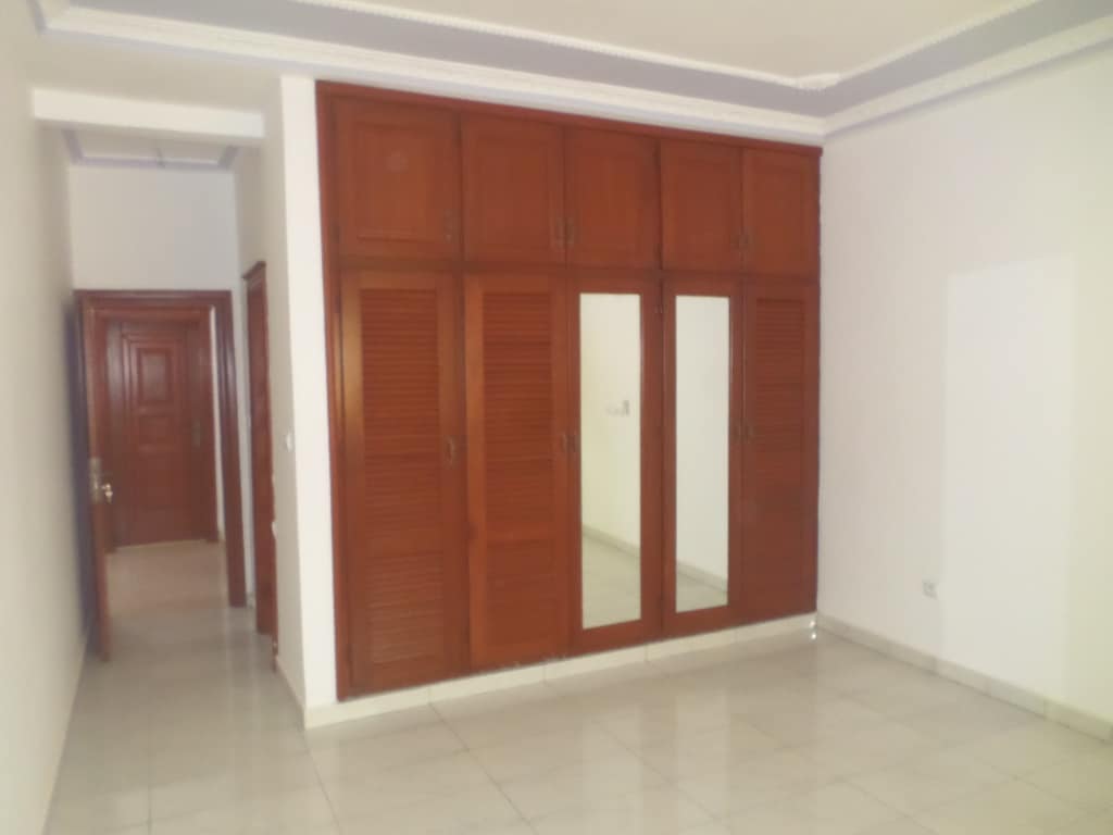 Apartment to rent - Yaoundé, Bastos, pas loin de lusine bastos - 1 living room(s), 2 bedroom(s), 3 bathroom(s) - 1 200 000 FCFA / month