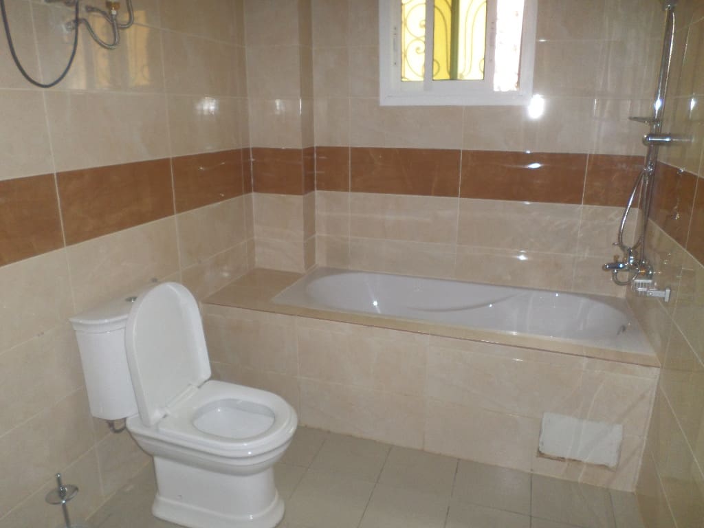 Apartment to rent - Yaoundé, Bastos, pas loin de lusine bastos - 1 living room(s), 2 bedroom(s), 3 bathroom(s) - 1 200 000 FCFA / month
