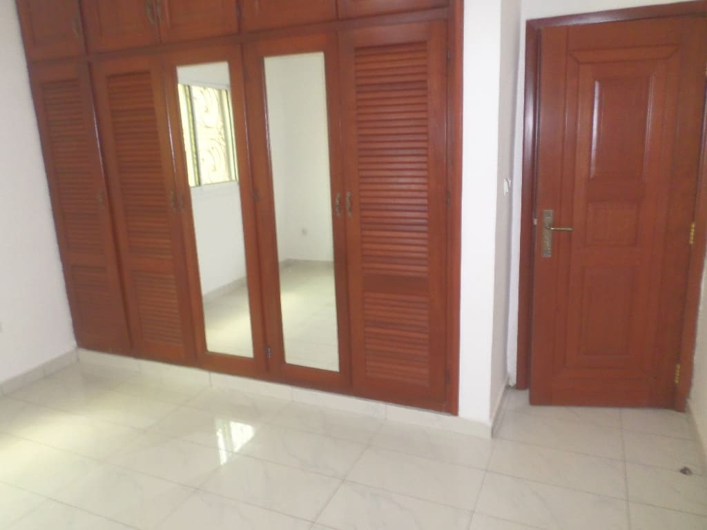 Apartment to rent - Yaoundé, Bastos, pas loin de lusine bastos - 1 living room(s), 2 bedroom(s), 3 bathroom(s) - 1 200 000 FCFA / month