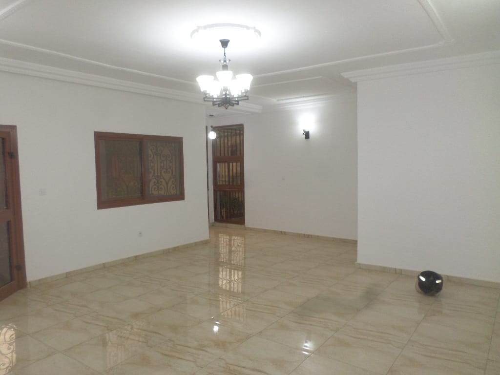 Apartment to rent - Yaoundé, Quartier Fouda, pas loin de melo - 127 living room(s), 2 bedroom(s), 3 bathroom(s) - 540 000 FCFA / month