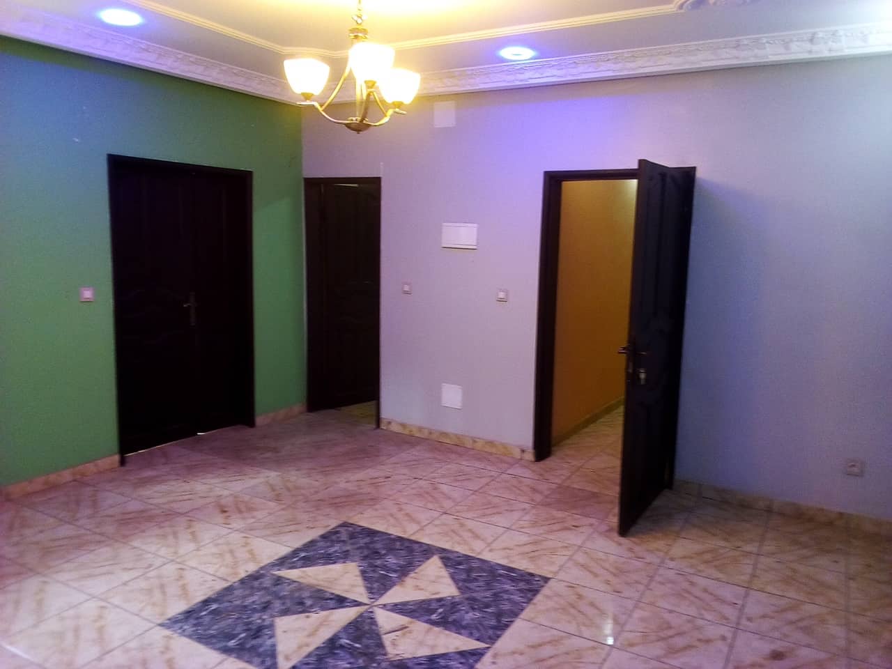 Apartment to rent - Yaoundé, Mfandena, pas loin de la carriere - 1 living room(s), 2 bedroom(s), 1 bathroom(s) - 200 000 FCFA / month