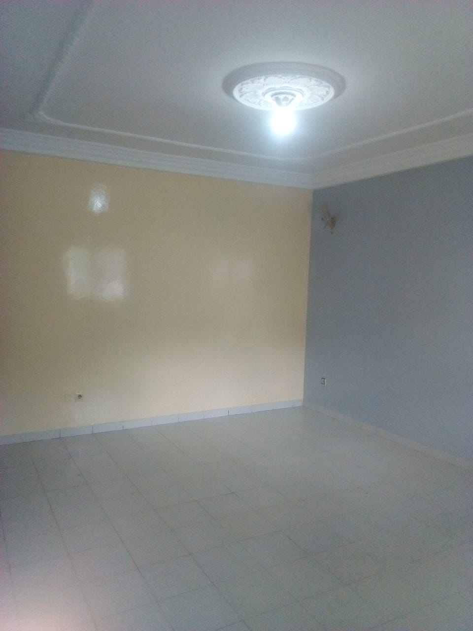 Apartment to rent - Yaoundé, Mbankolo, pas loin du carrefour golf - 1 living room(s), 2 bedroom(s), 1 bathroom(s) - 150 000 FCFA / month