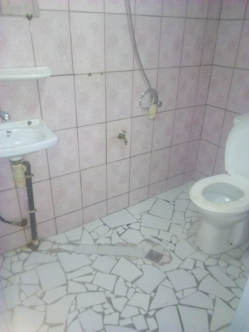 Apartment to rent - Yaoundé, Mbankolo, pas loin du carrefour golf - 1 living room(s), 2 bedroom(s), 1 bathroom(s) - 150 000 FCFA / month