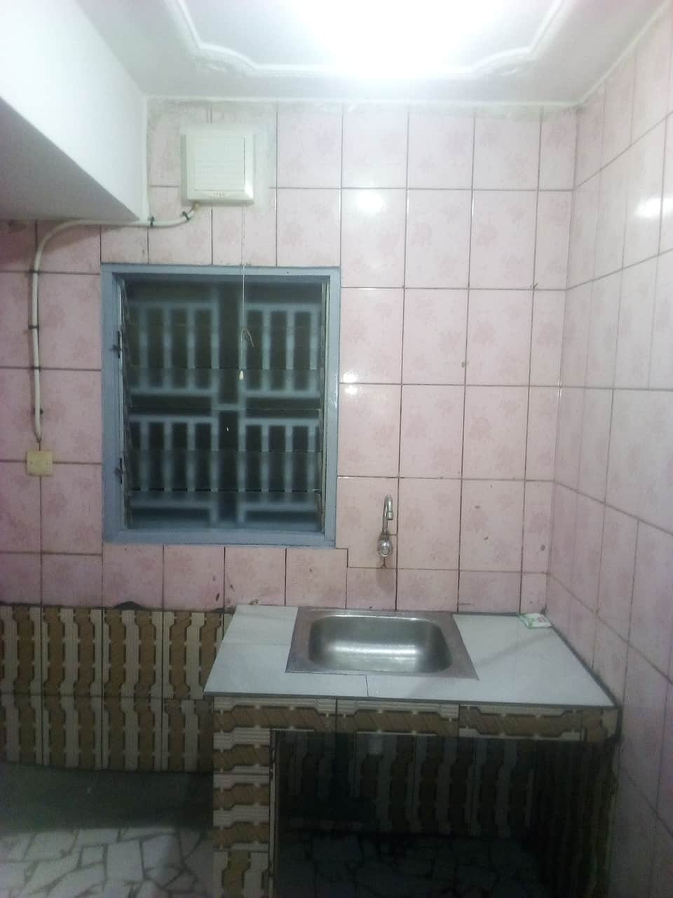 Apartment to rent - Yaoundé, Mbankolo, pas loin du carrefour golf - 1 living room(s), 2 bedroom(s), 1 bathroom(s) - 150 000 FCFA / month