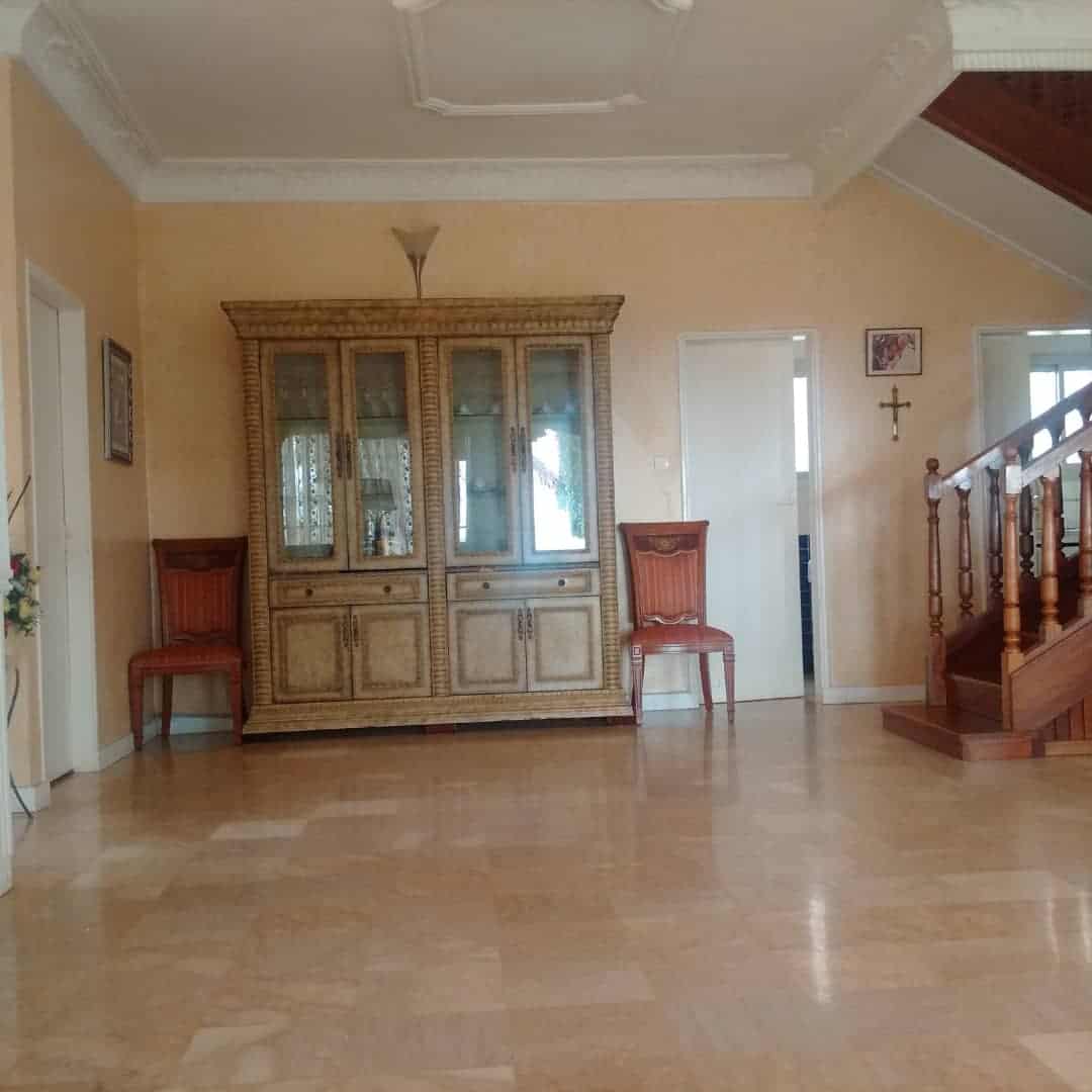 House (Villa) to rent - Yaoundé, Mbankolo, À une minute du golf - 1 living room(s), 4 bedroom(s), 3 bathroom(s) - 2 500 000 FCFA / month