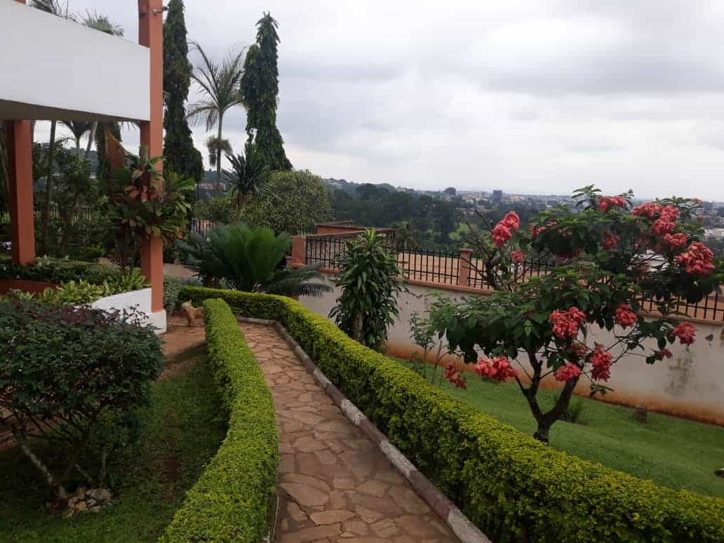 House (Villa) to rent - Yaoundé, Mbankolo, À une minute du golf - 1 living room(s), 4 bedroom(s), 3 bathroom(s) - 2 500 000 FCFA / month